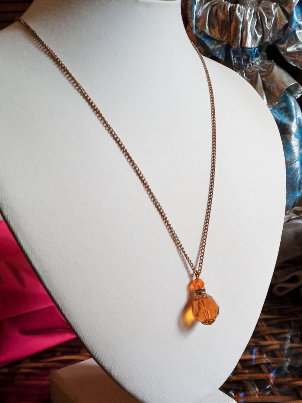 Stunning Vintage-style Faceted Amber Glass Crystal Pendant Necklace